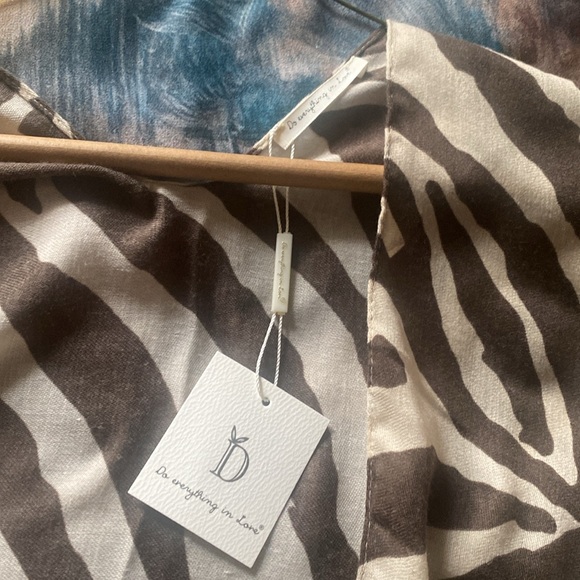 Beautiful brown and tan Zebra print tan and brown kimono!  Has side slits! - Picture 7 of 7